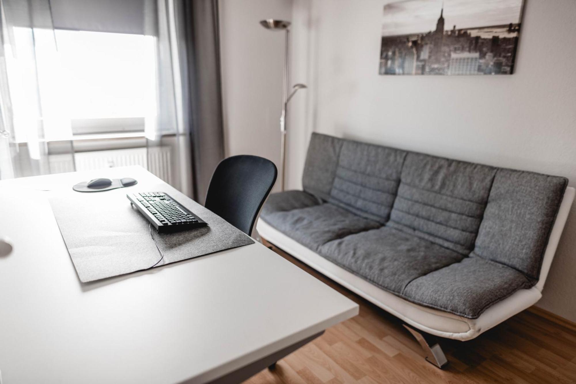 Me Homes - Grosse Moderne Designer-Wohnung Fuer Urlaub Und Business - Mit Kueche, Buero, Balkon Und 2 Parkplaetzen Bayreuth Ngoại thất bức ảnh